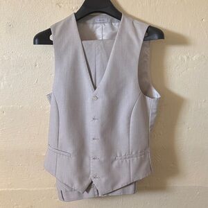 Men's bone colored vest.